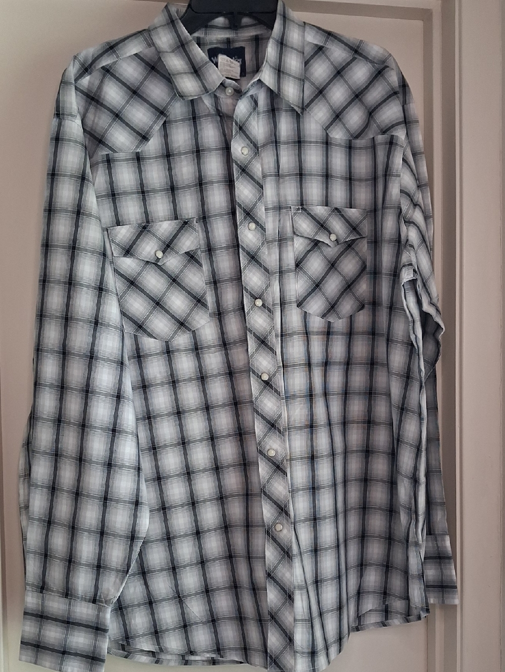 Wrangler Men's Light Blue and Gray Plaid Button-Down Shirt